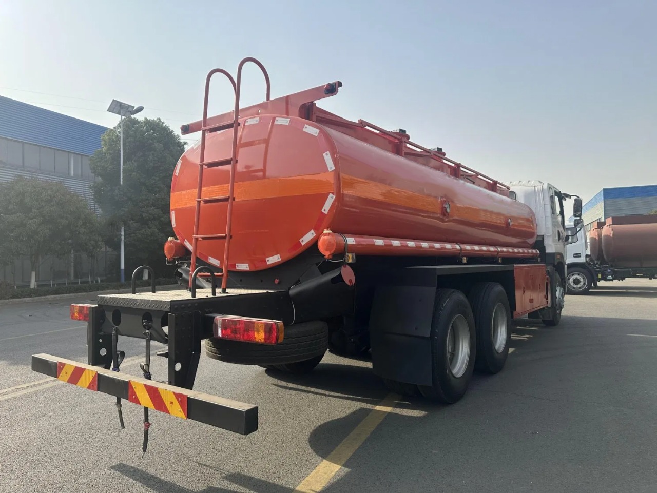 10 Wheelers 21 CBM Mobile Fuel Truck (4) 10 Wheelers 21 CBM Mobile Fuel Truck (4)