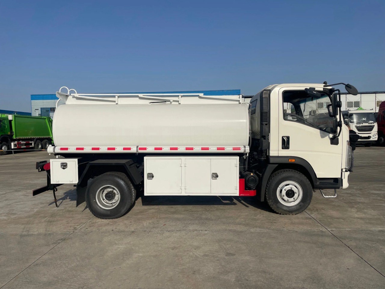 2024-Factory-HOWO-Brand-4X2-6X4-8X4-8tons-15t-Gas-Diesel-Dispenser-Cheap-Used-Trucks-Low-Price-High-Quality-Transport-Oil-Tanker-Small-Mini-Fuel-Tank-Truck (1)