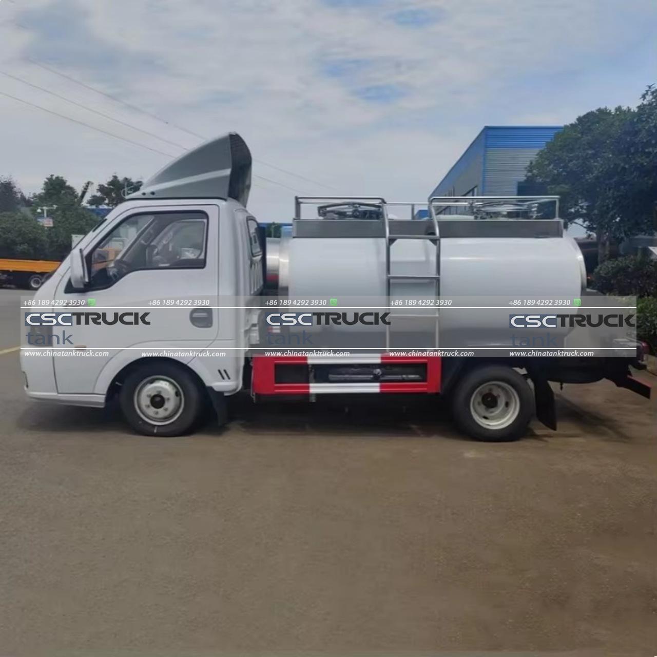 3000 Liters Small Milk Tanker Truck (2) 3000 Liters Small Milk Tanker Truck (2)