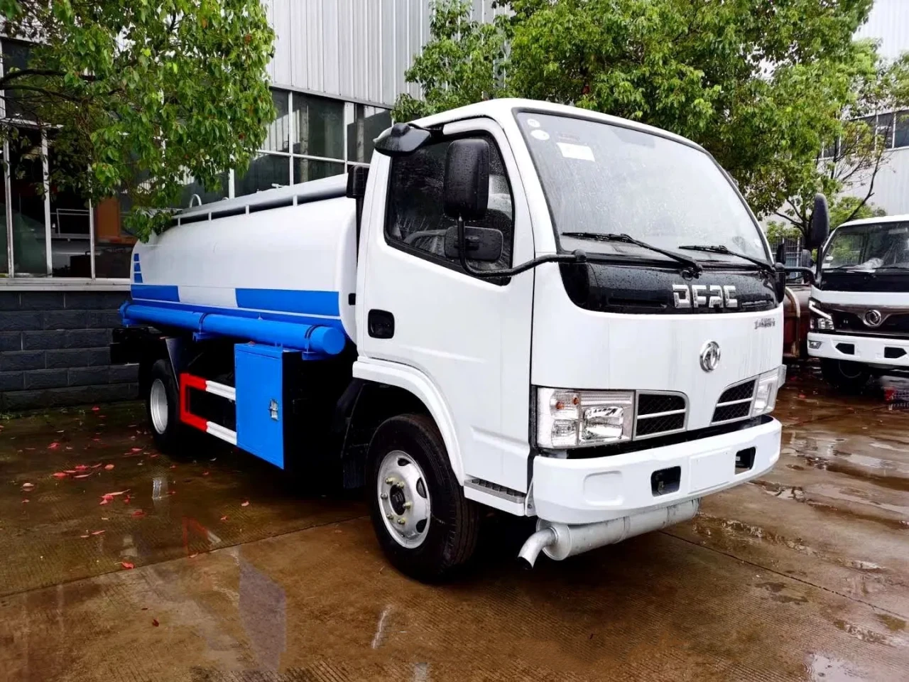 4000 Liters Oil Refueling Tanker Truck (2)