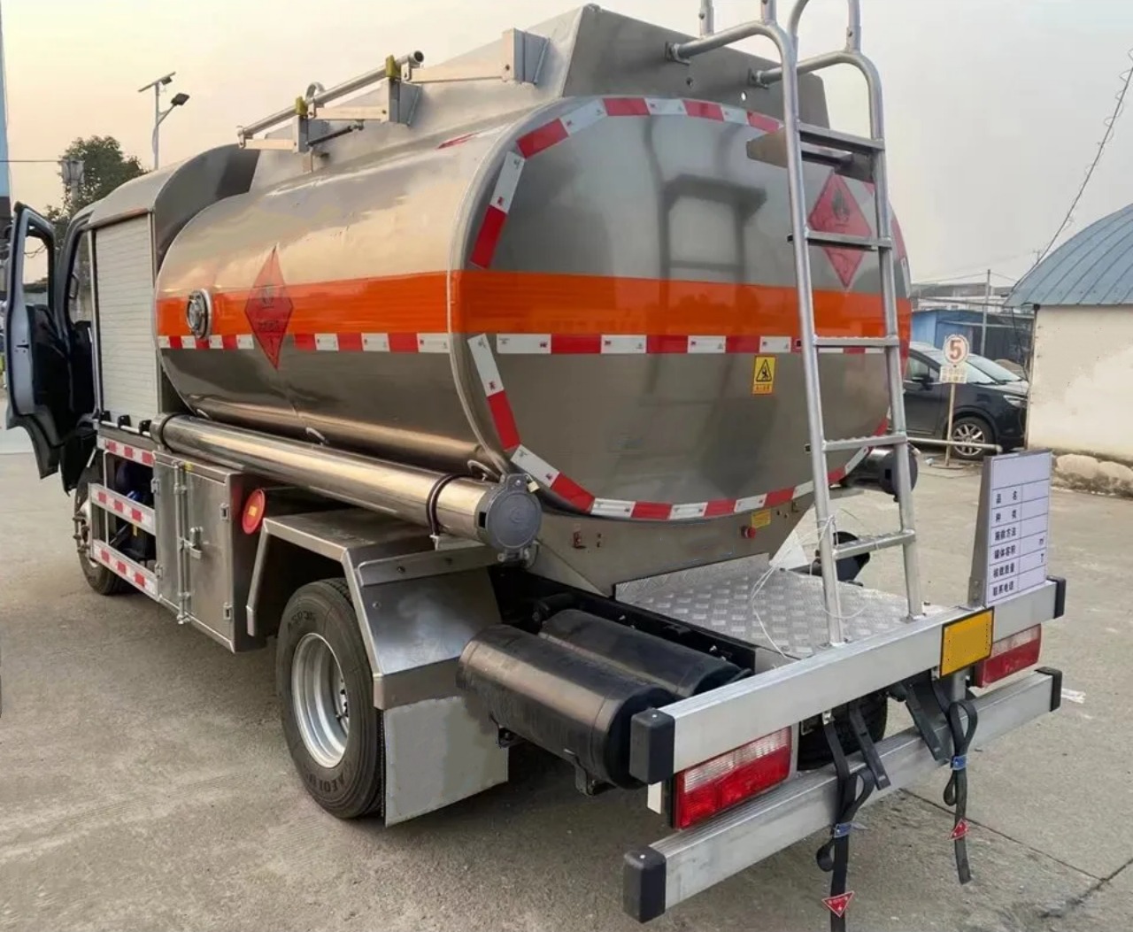 4000 Liters Small Aircraft Refueling Truck (5)