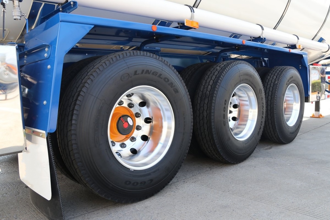 42 CBM Stainless Steel Liquid Semi-trailer — Your Guarantee for Safe Transport (9)
