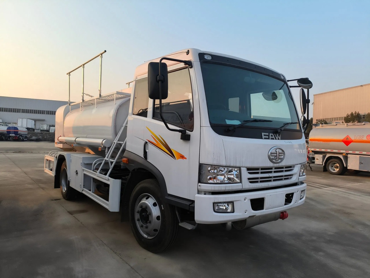 5000 Liters Oil Refueling Tanker Truck (2)