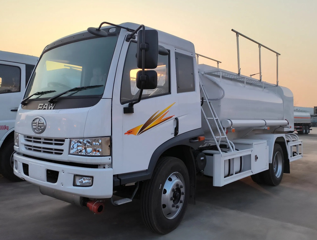 5000 Liters Oil Refueling Tanker Truck