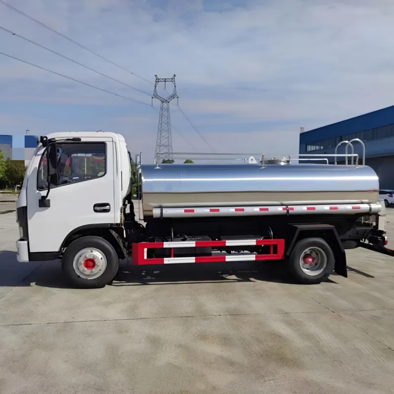 6 Wheelers 9000 Liters Water Tanker Truck (3) 6 Wheelers 9000 Liters Water Tanker Truck (3)