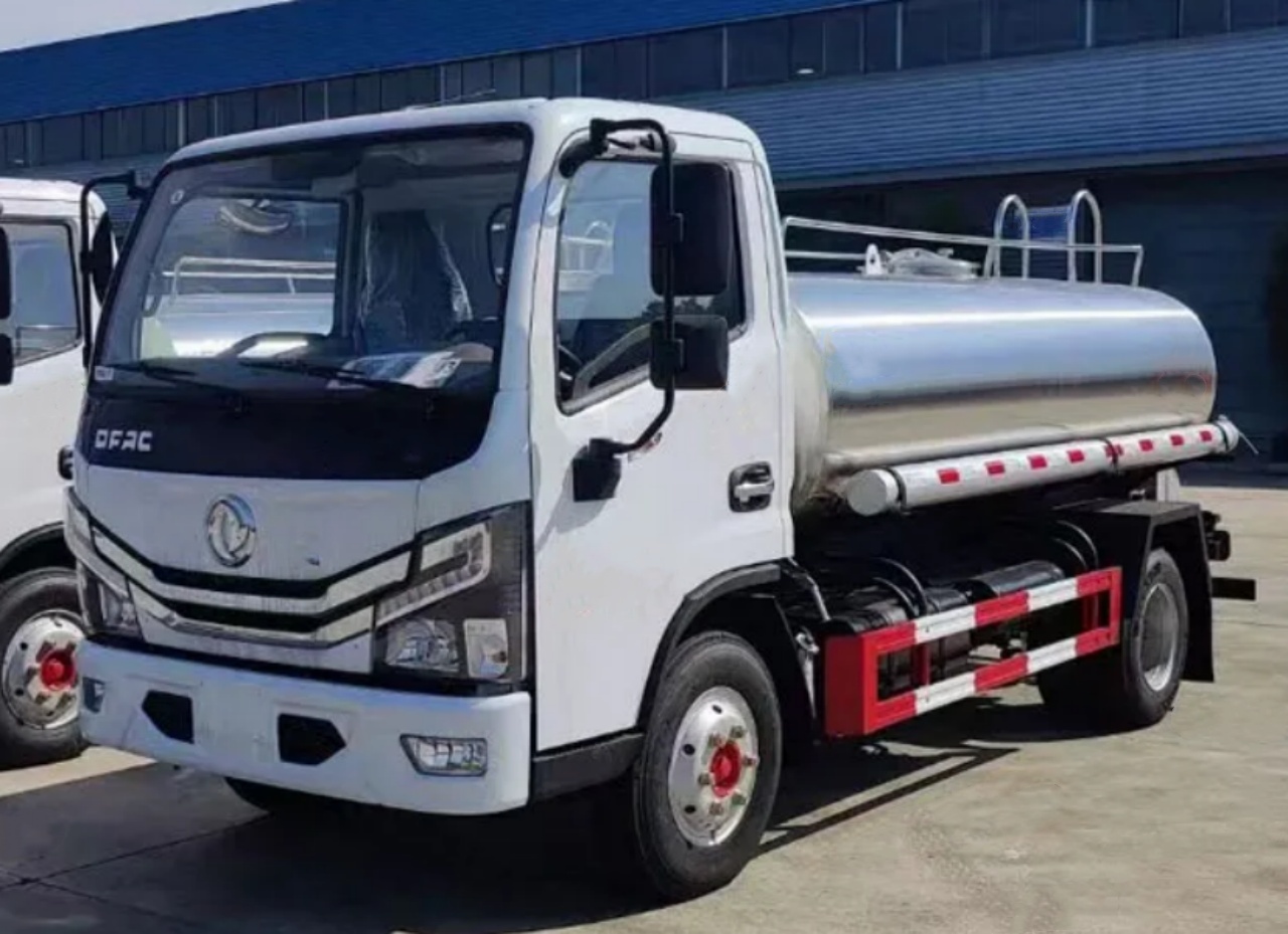 6 Wheelers 9000 Liters Water Tanker Truck