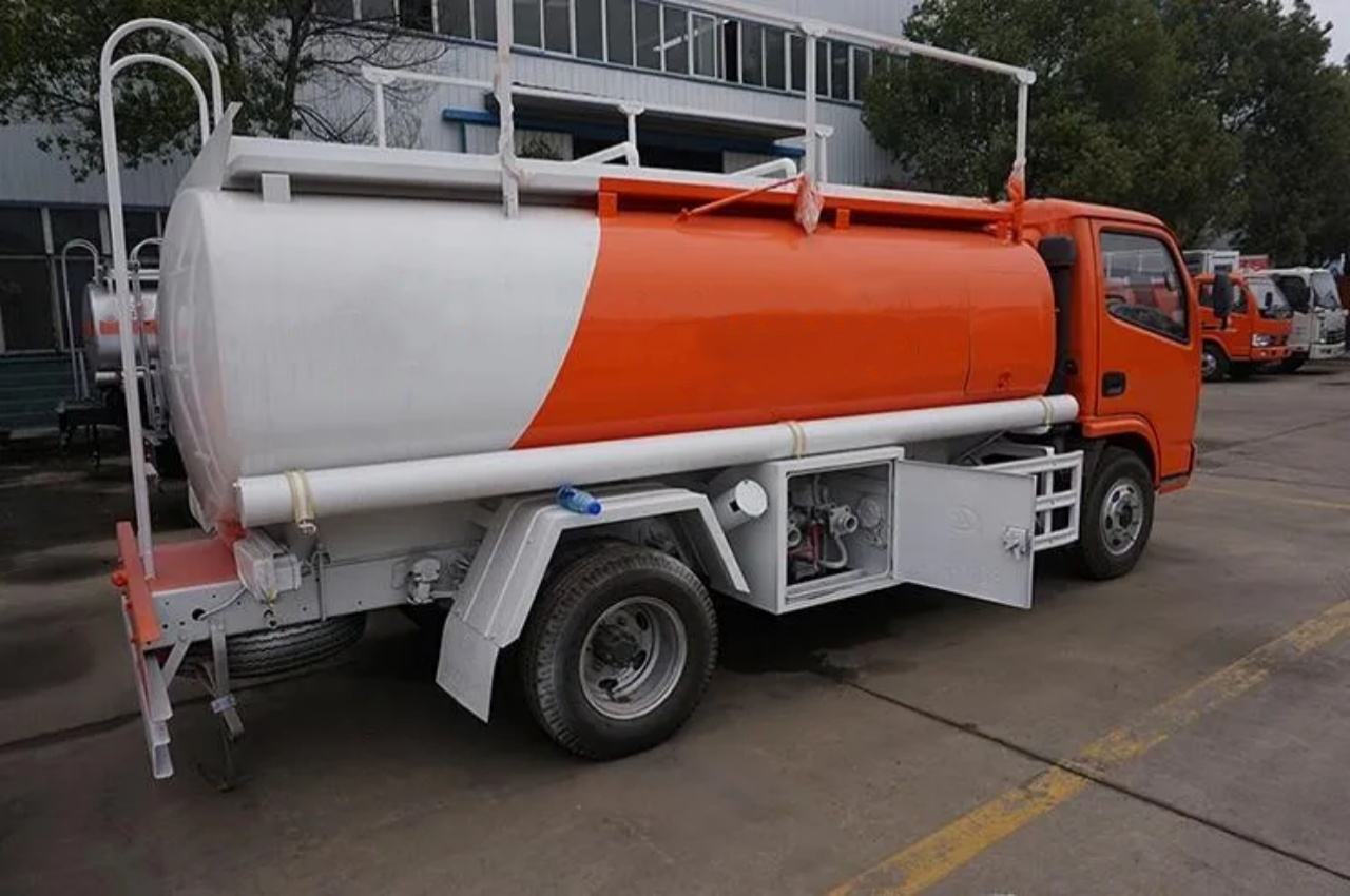 6CBM Diesel Refueling Tank Truck (5)