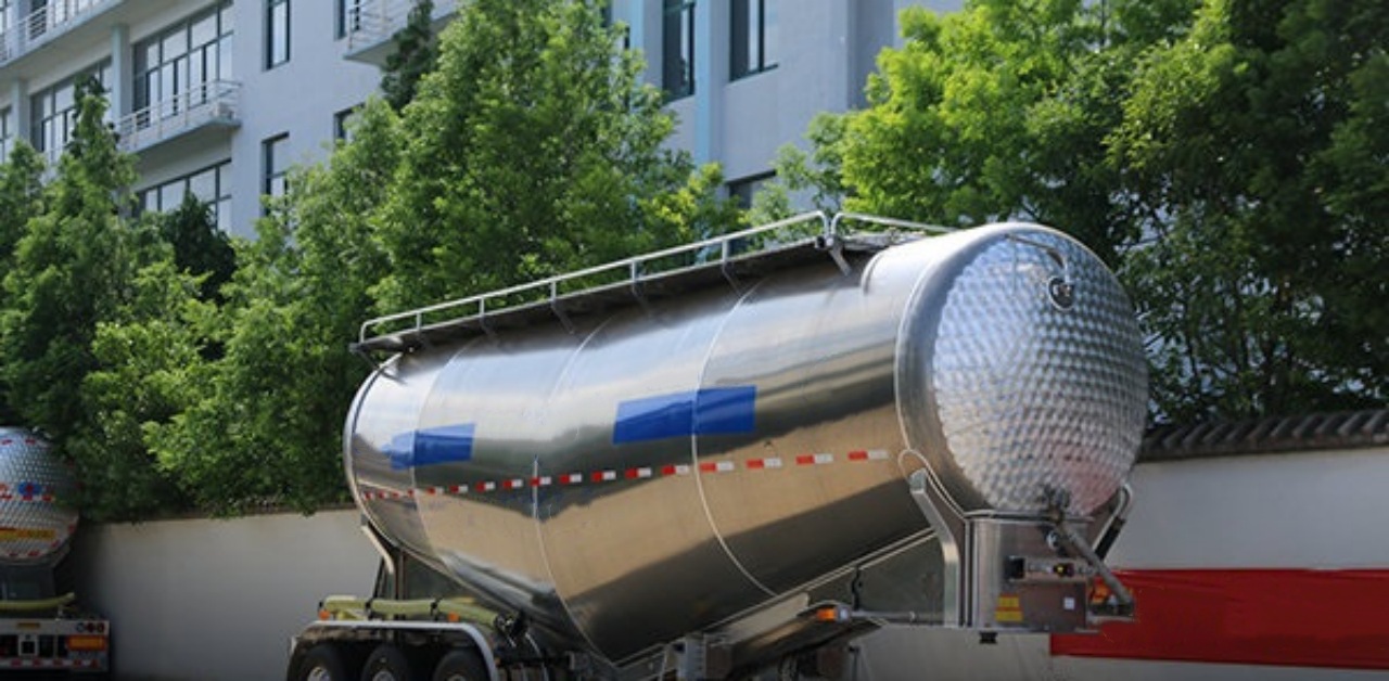 Aluminum Alloy Pneumatic Truck, with a Curb Weight of Only 4.85 Tons