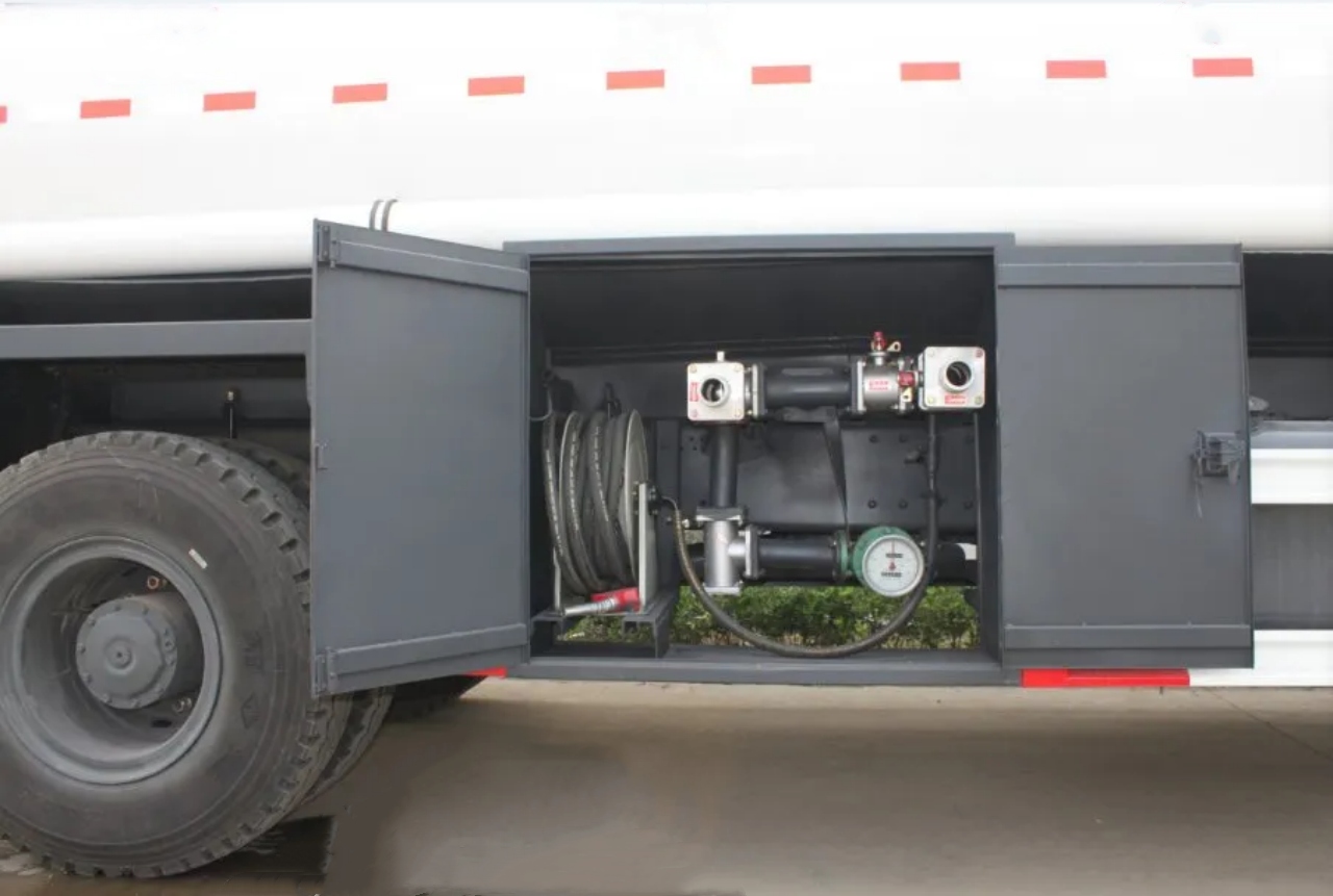 Beiben 4WD 10000 Liters Fuel Dispenser Truck (8)