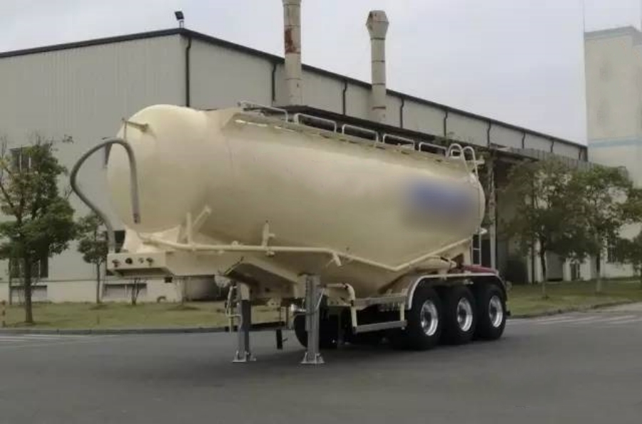 CAMC Pneumatic Trailer​, Strong Debut! (4)