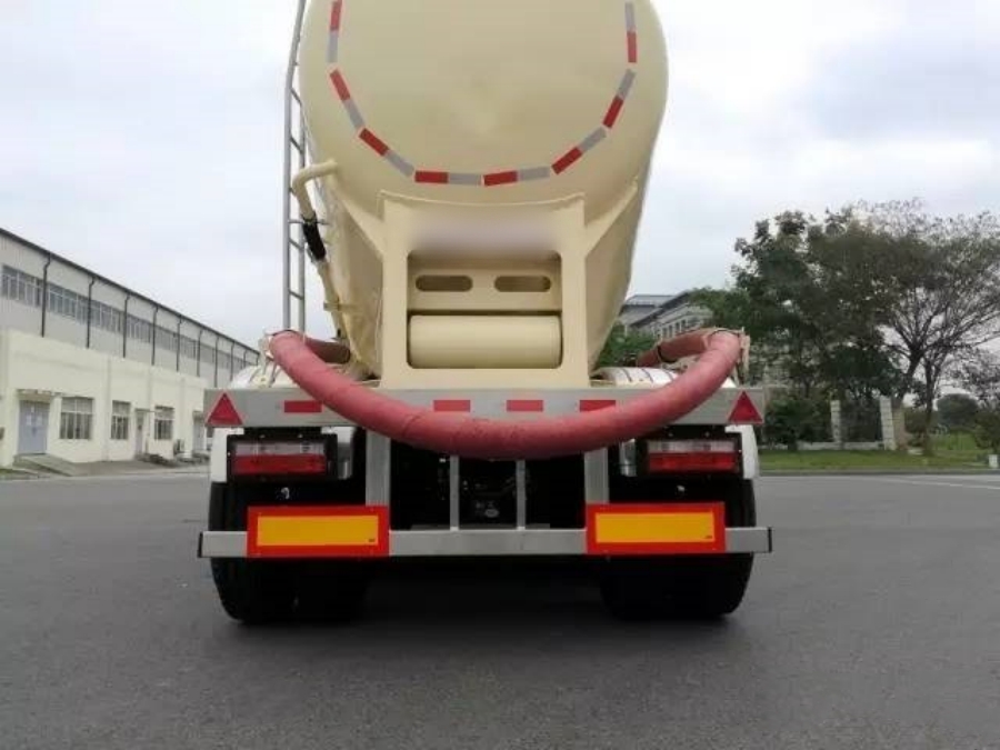 CAMC Pneumatic Trailer​, Strong Debut! (7)