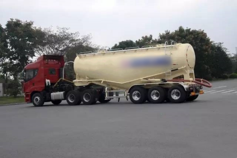 CAMC Pneumatic Trailer​, Strong Debut!