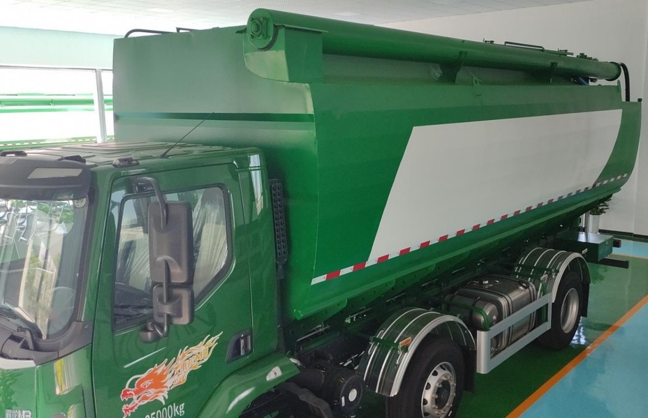Chenglong M3 6x2 Dry Bulk Tanker Truck — A Giant with an Agile Body (3)