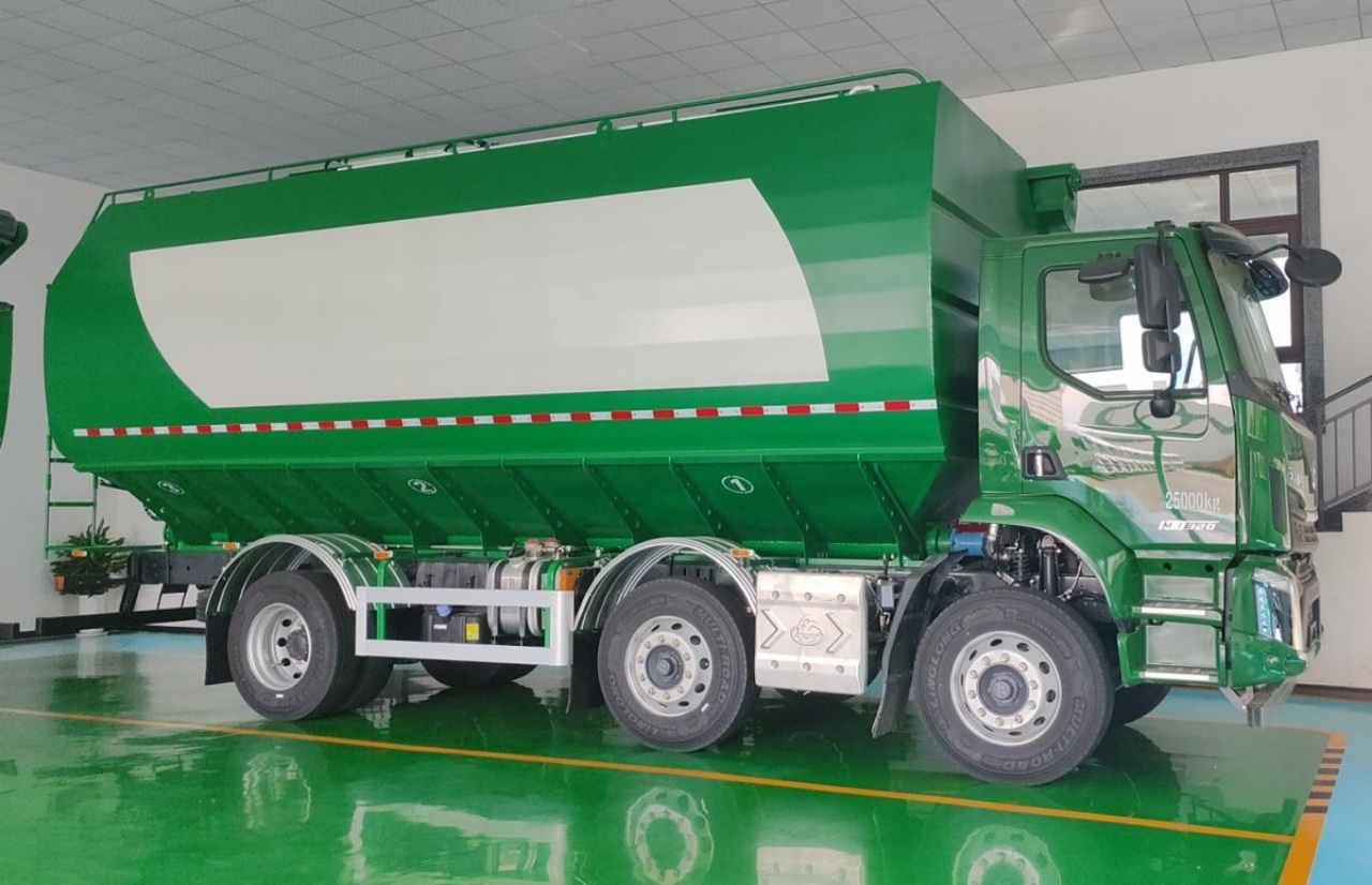Chenglong M3 6x2 Dry Bulk Tanker Truck — A Giant with an Agile Body (4)