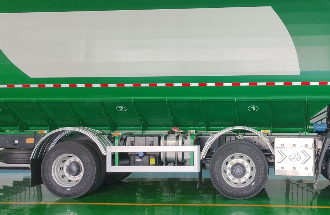 Chenglong M3 6x2 Dry Bulk Tanker Truck — A Giant with an Agile Body (5)