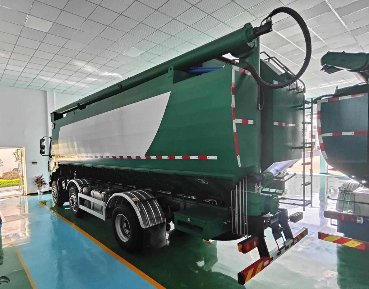 Chenglong M3 6x2 Dry Bulk Tanker Truck — A Giant with an Agile Body (6)