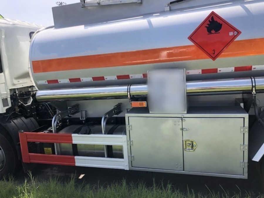 Detailed Illustrated Guide of the FAW J6F 9CBM Light-Duty Fuel Tank Lorry (11)