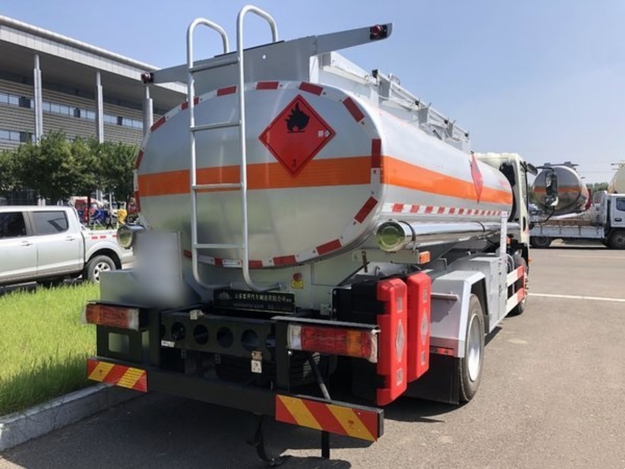 Detailed Illustrated Guide of the FAW J6F 9CBM Light-Duty Fuel Tank Lorry (13)