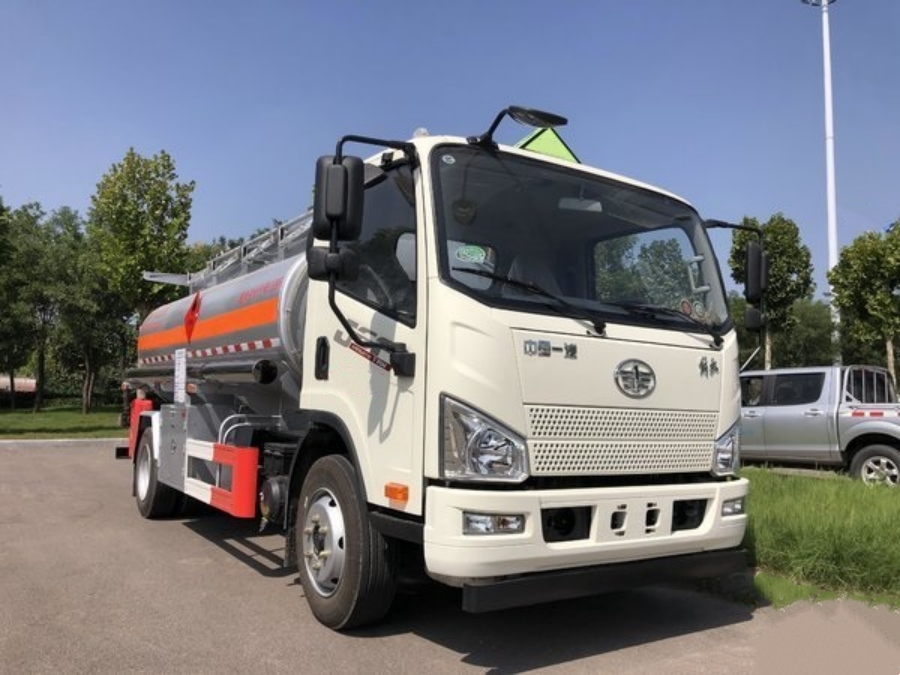 Detailed Illustrated Guide of the FAW J6F 9CBM Light-Duty Fuel Tank Lorry (2)