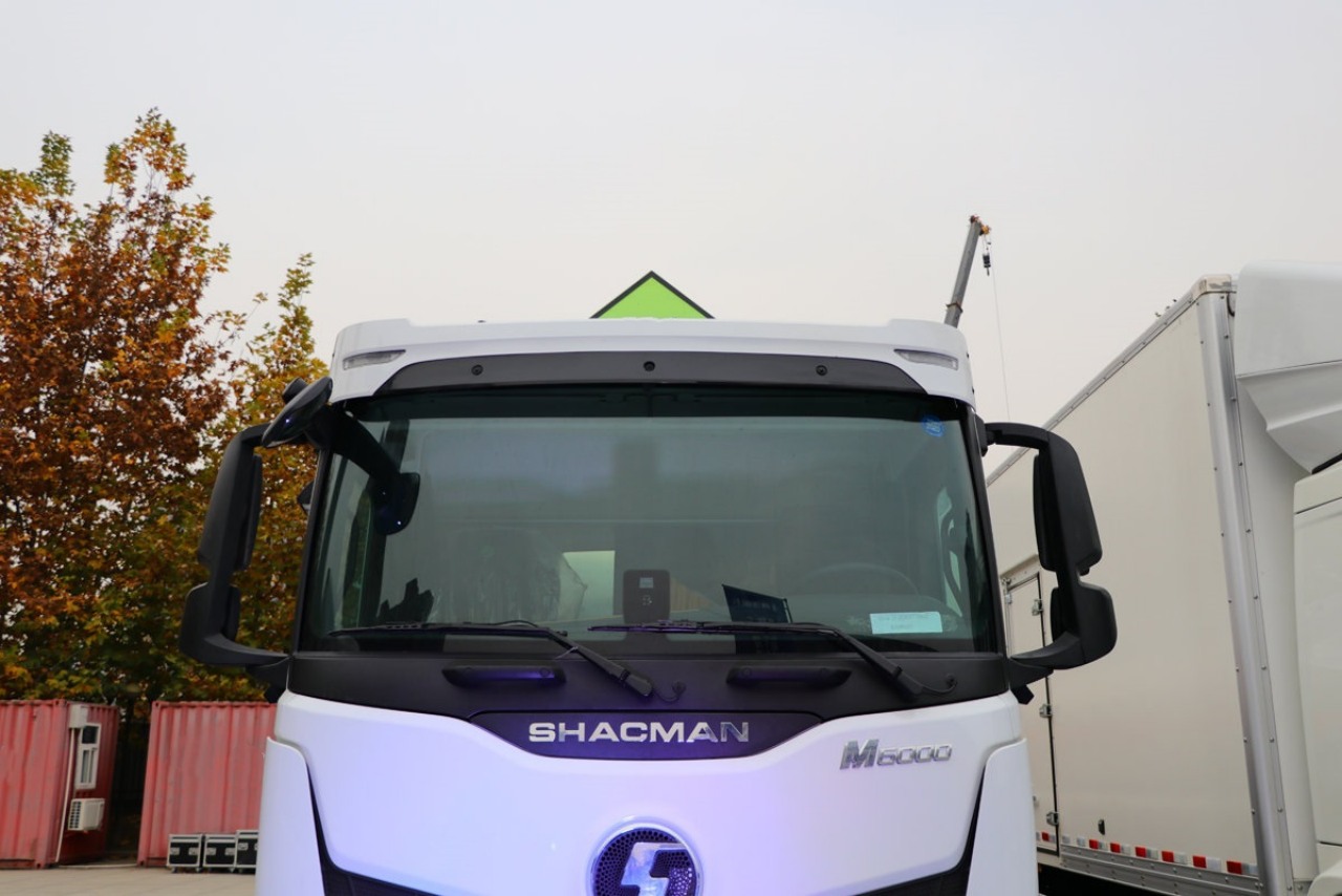 Detailed Illustration of the Shacman M6000 Fuel Tank Lorry (2)