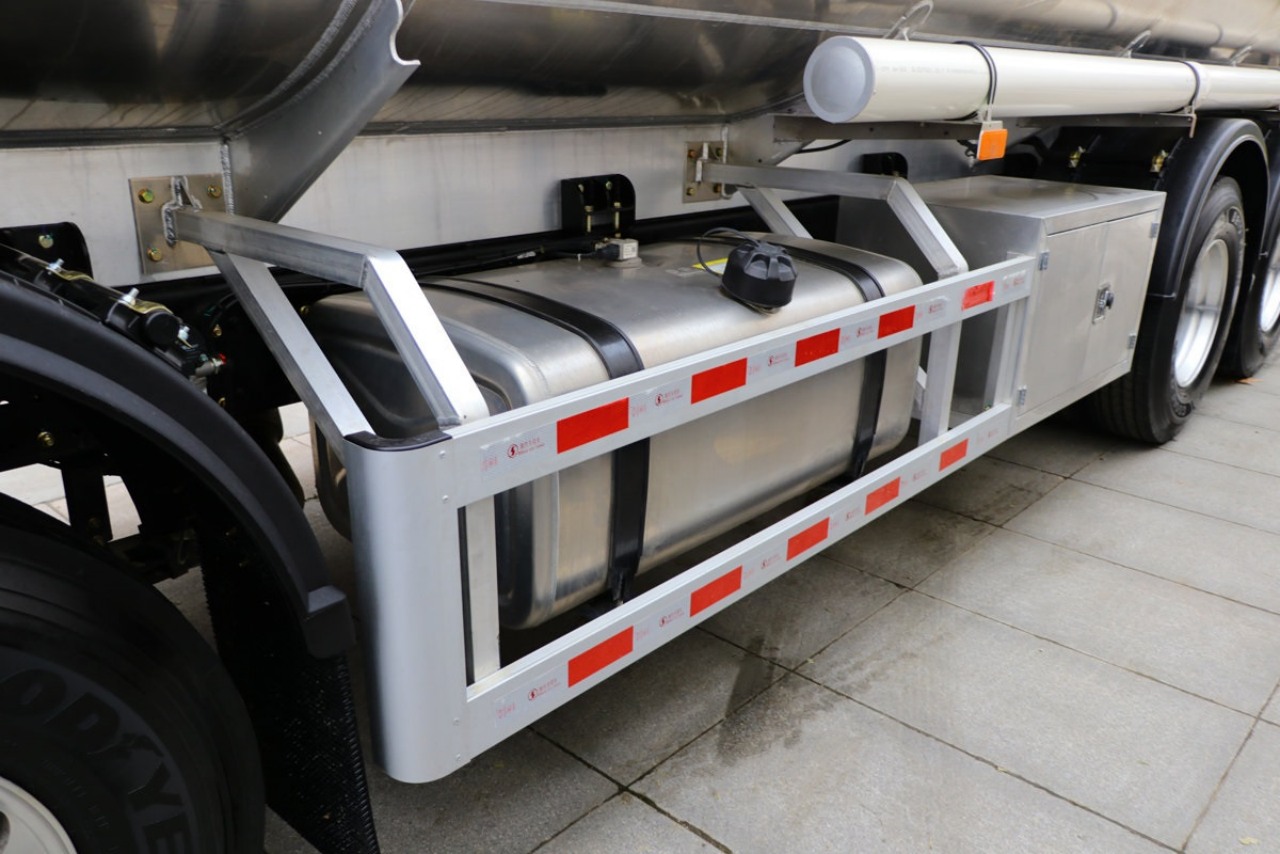 Detailed Illustration of the Shacman M6000 Fuel Tank Lorry (27)