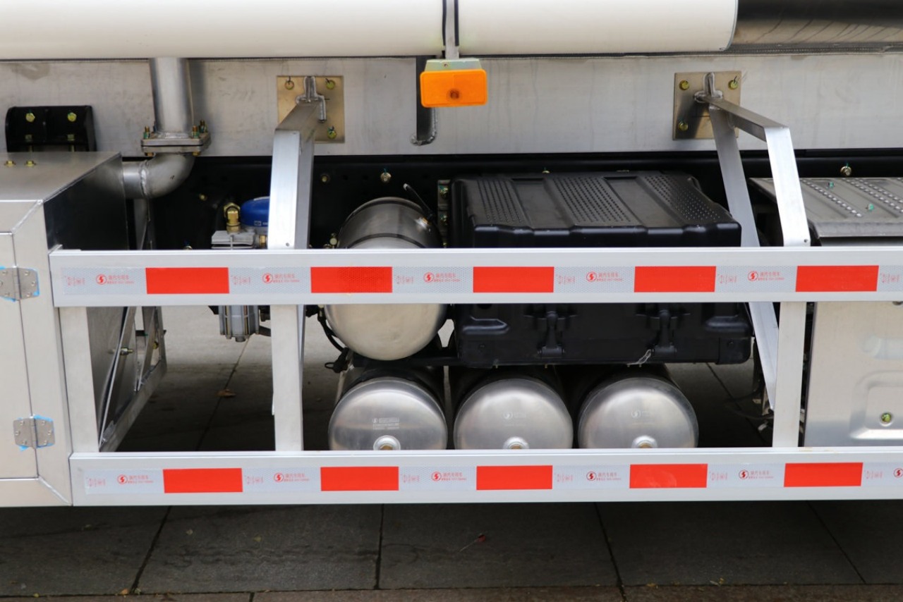 Detailed Illustration of the Shacman M6000 Fuel Tank Lorry (29)