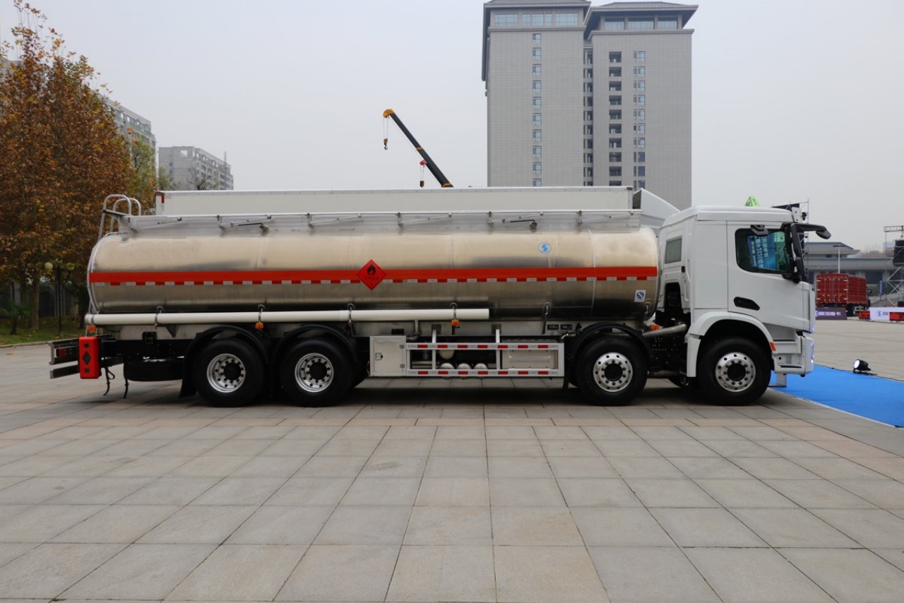 Detailed Illustration of the Shacman M6000 Fuel Tank Lorry (30)