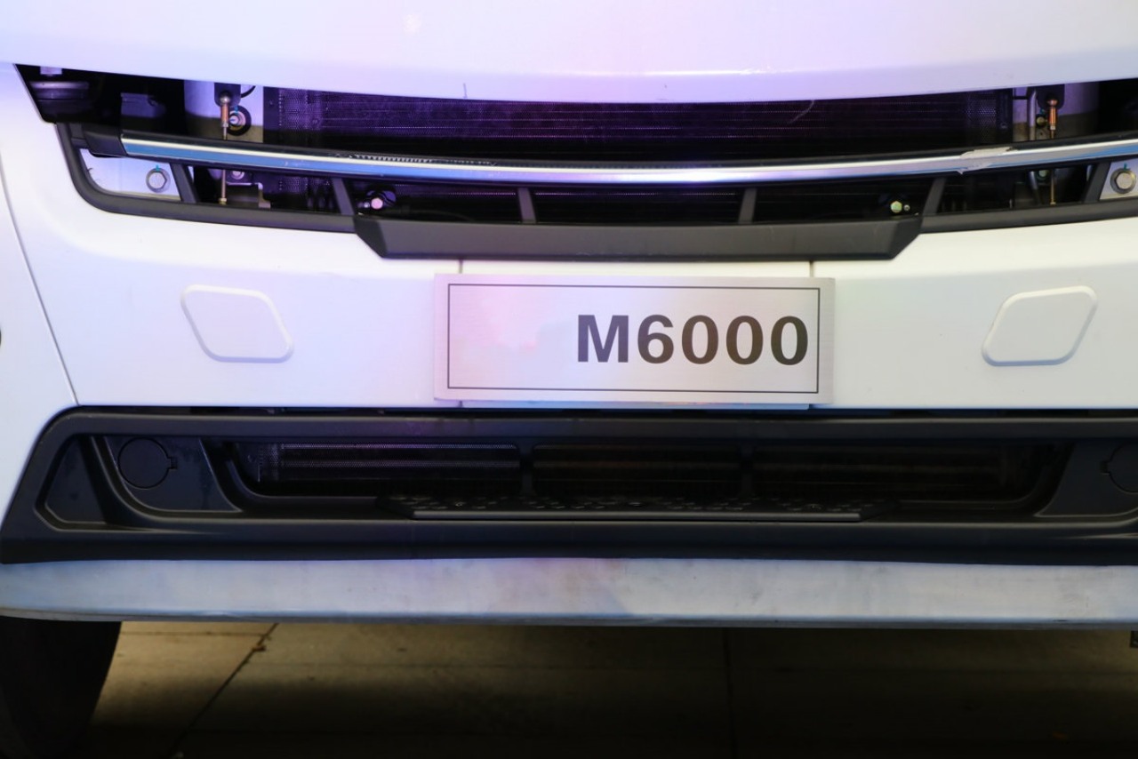 Detailed Illustration of the Shacman M6000 Fuel Tank Lorry (5)