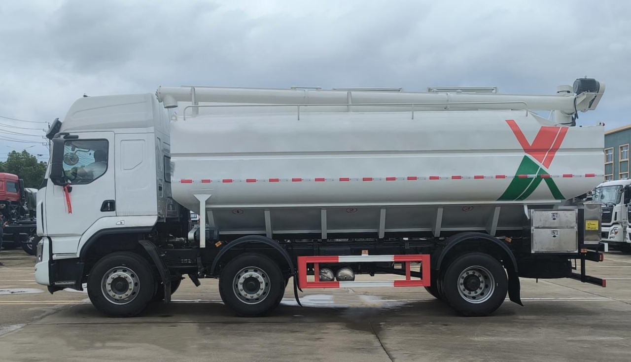 Dongfeng Chenglong H5 6x2 Pneumatic Tanker Truck — A Powerful Tool to Kickstart Your Operation! (2)