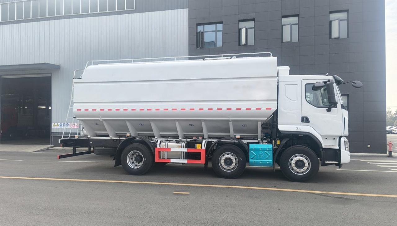 Dongfeng Chenglong H5 6x2 Pneumatic Tanker Truck — A Powerful Tool to Kickstart Your Operation! (3)