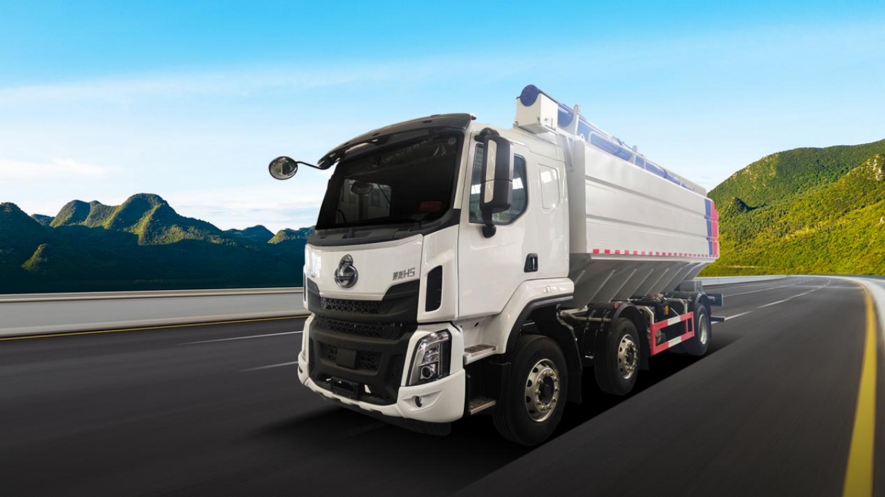 Dongfeng Chenglong H5 6x2 Pneumatic Tanker Truck — A Powerful Tool to Kickstart Your Operation!