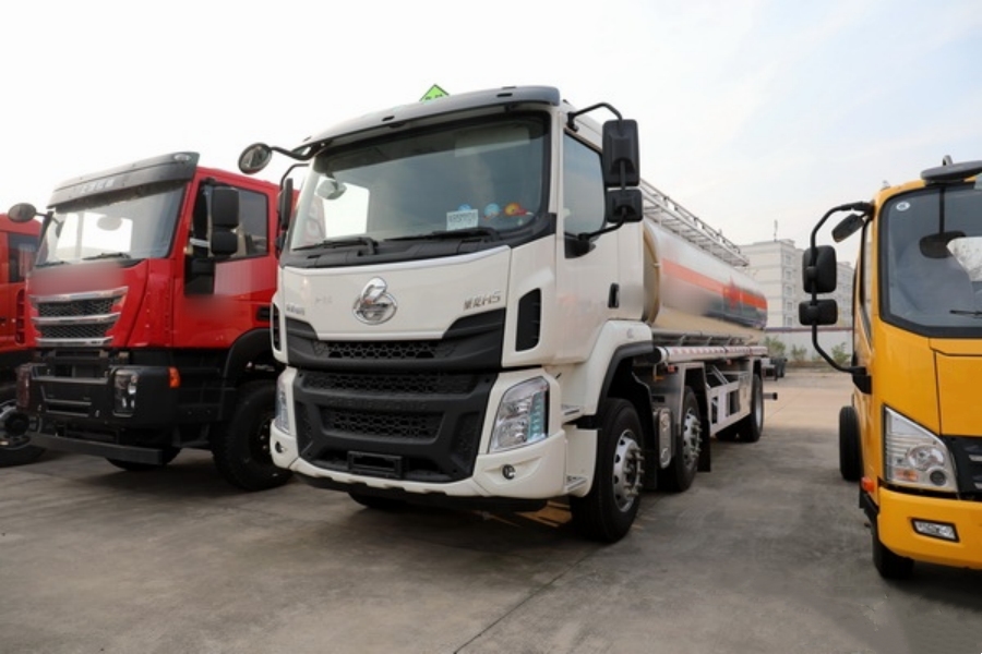 Dongfeng Chenglong H5 Triple-Axle 21 CBM Aluminum Fuel Tanker Truck – Agile and Easy to Maneuver!