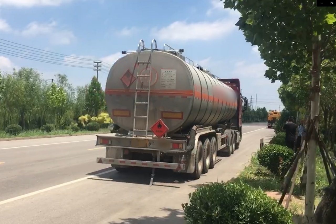 Dongfeng Chenglong H7 Fuel Tanker Truck – Safety Configuration Analysis! (2)
