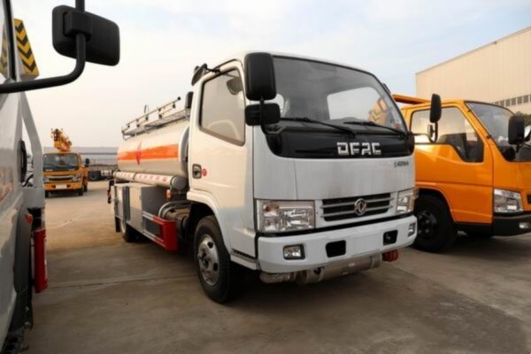 Dongfeng Duolika D6 Single-Axle 5 CBM Fuel Tanker Truck – Flexible and Versatile!