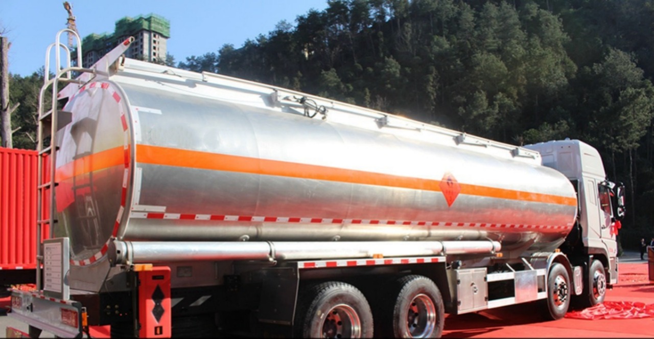 Dongfeng T7 8x4 31 CBM Fuel Tanker Lorry Detailed Overview (3)