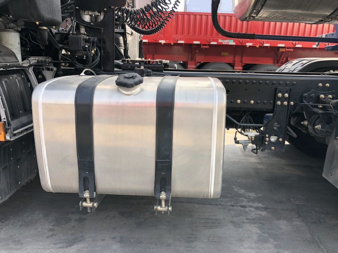 Dongfeng Tianlong KL Fuel Tanker Truck — The Eco-Friendly Choice! (12)
