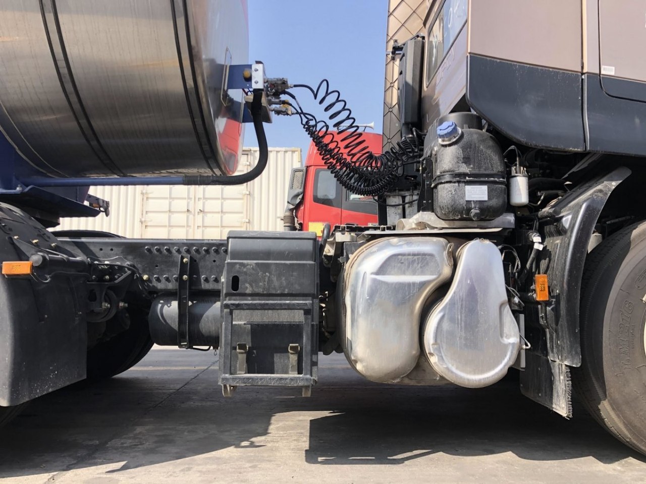 Dongfeng Tianlong KL Fuel Tanker Truck — The Eco-Friendly Choice! (13)