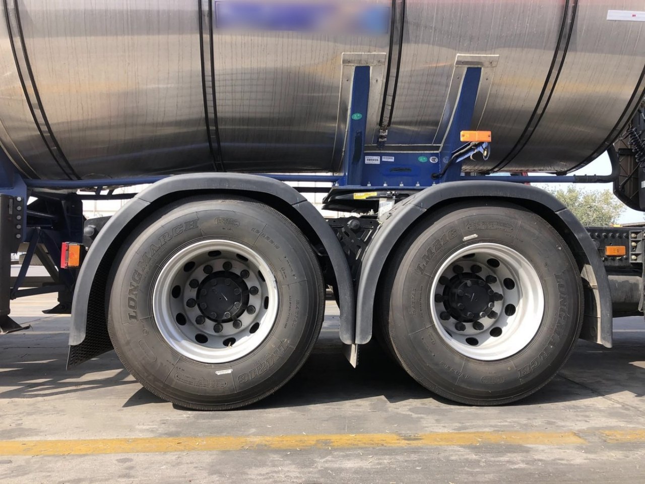 Dongfeng Tianlong KL Fuel Tanker Truck — The Eco-Friendly Choice! (15)