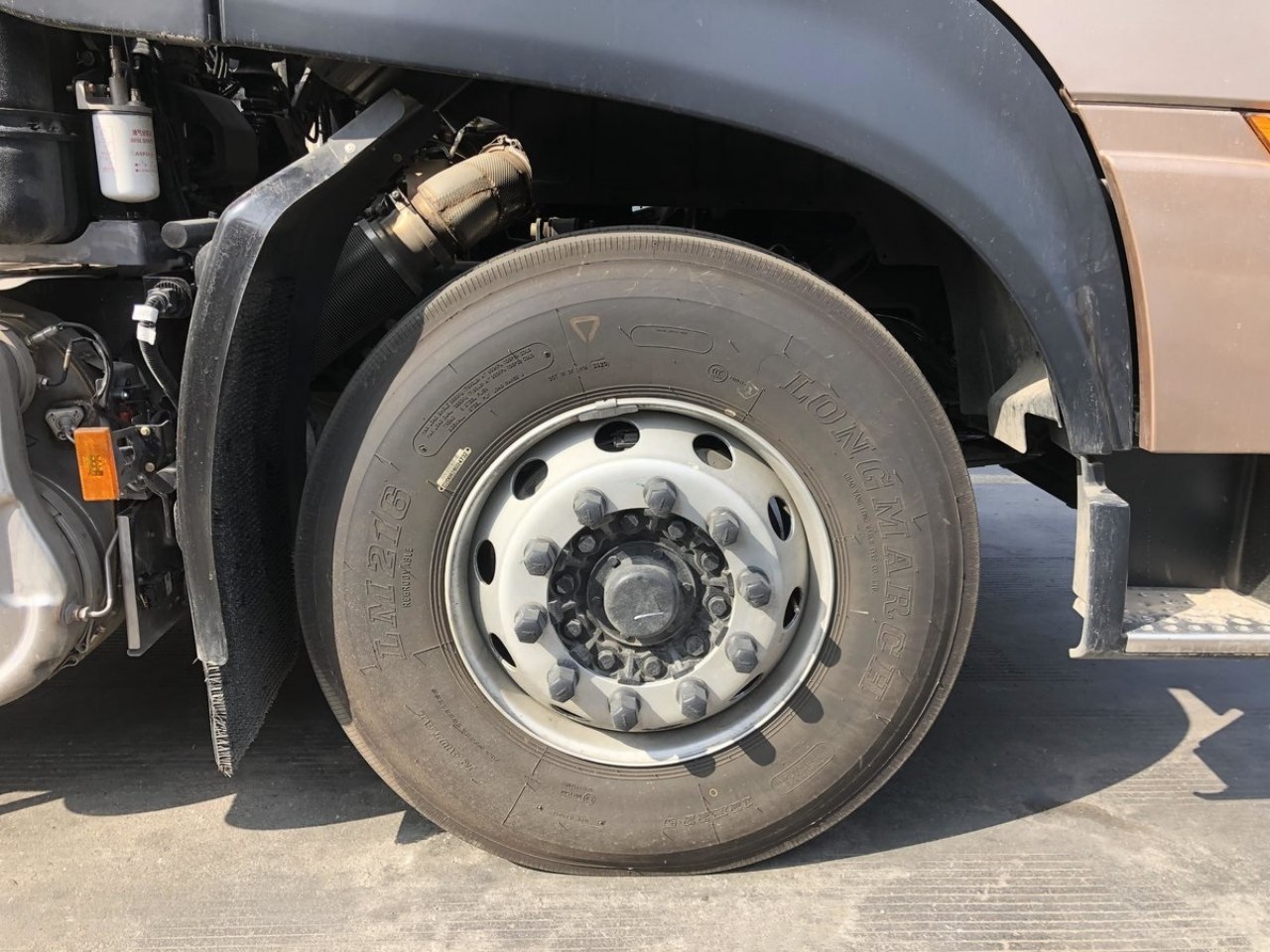 Dongfeng Tianlong KL Fuel Tanker Truck — The Eco-Friendly Choice! (8)