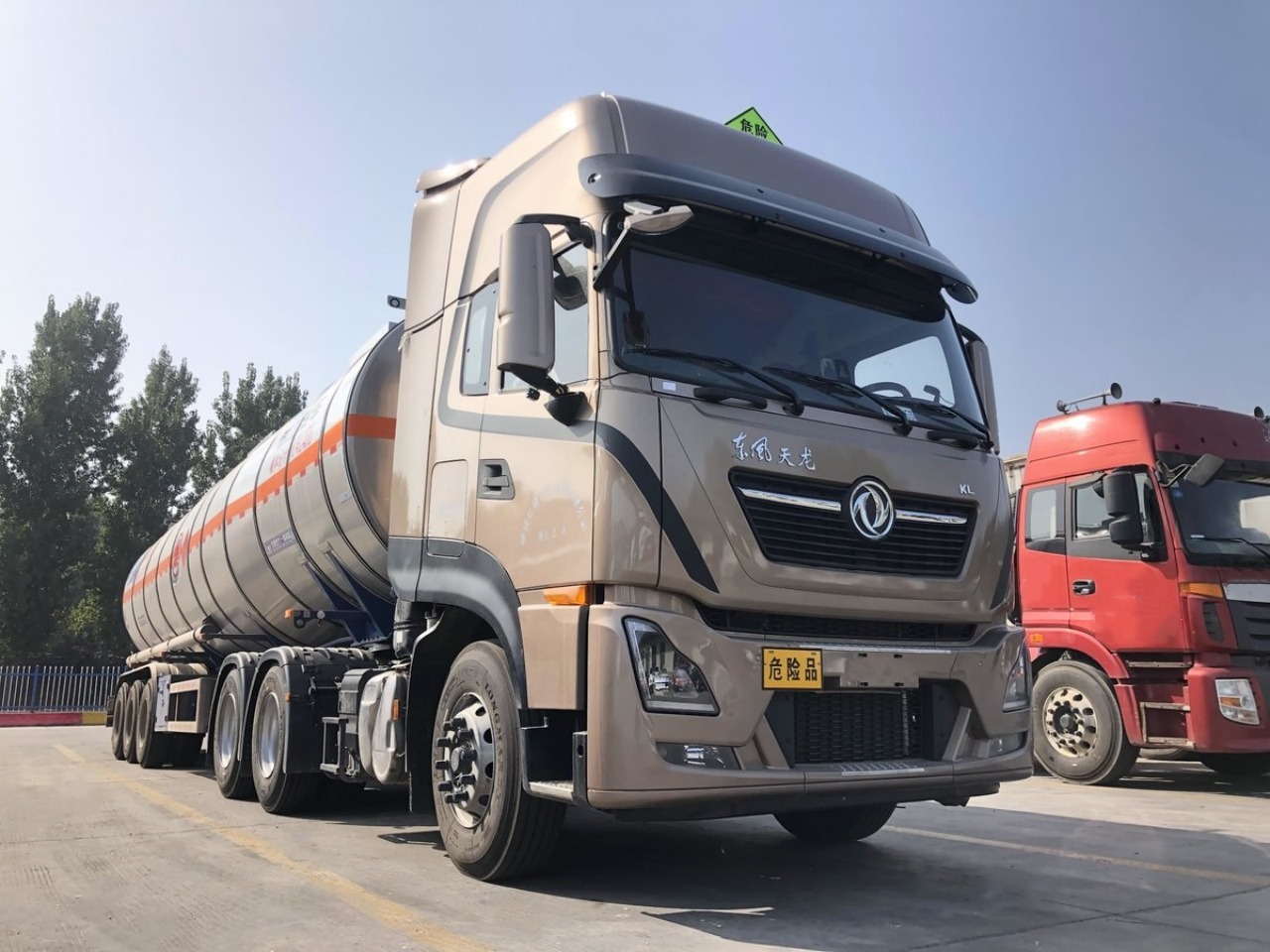 Dongfeng Tianlong KL Fuel Tanker Truck — The Eco-Friendly Choice!