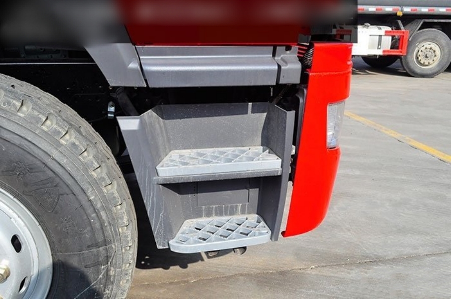 FAW 8x2 Fuel Tanker Truck – Exudes Dominance and Power! (6)
