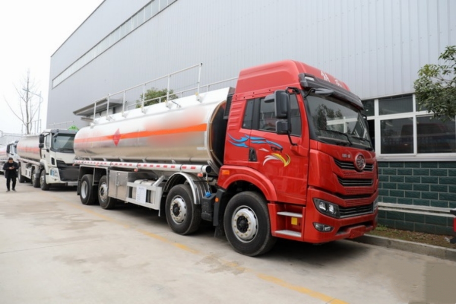 FAW Hanwei 2.0 8x2 26m³ Aluminum Fuel Tanker Truck – A Budget-Friendly Choice!