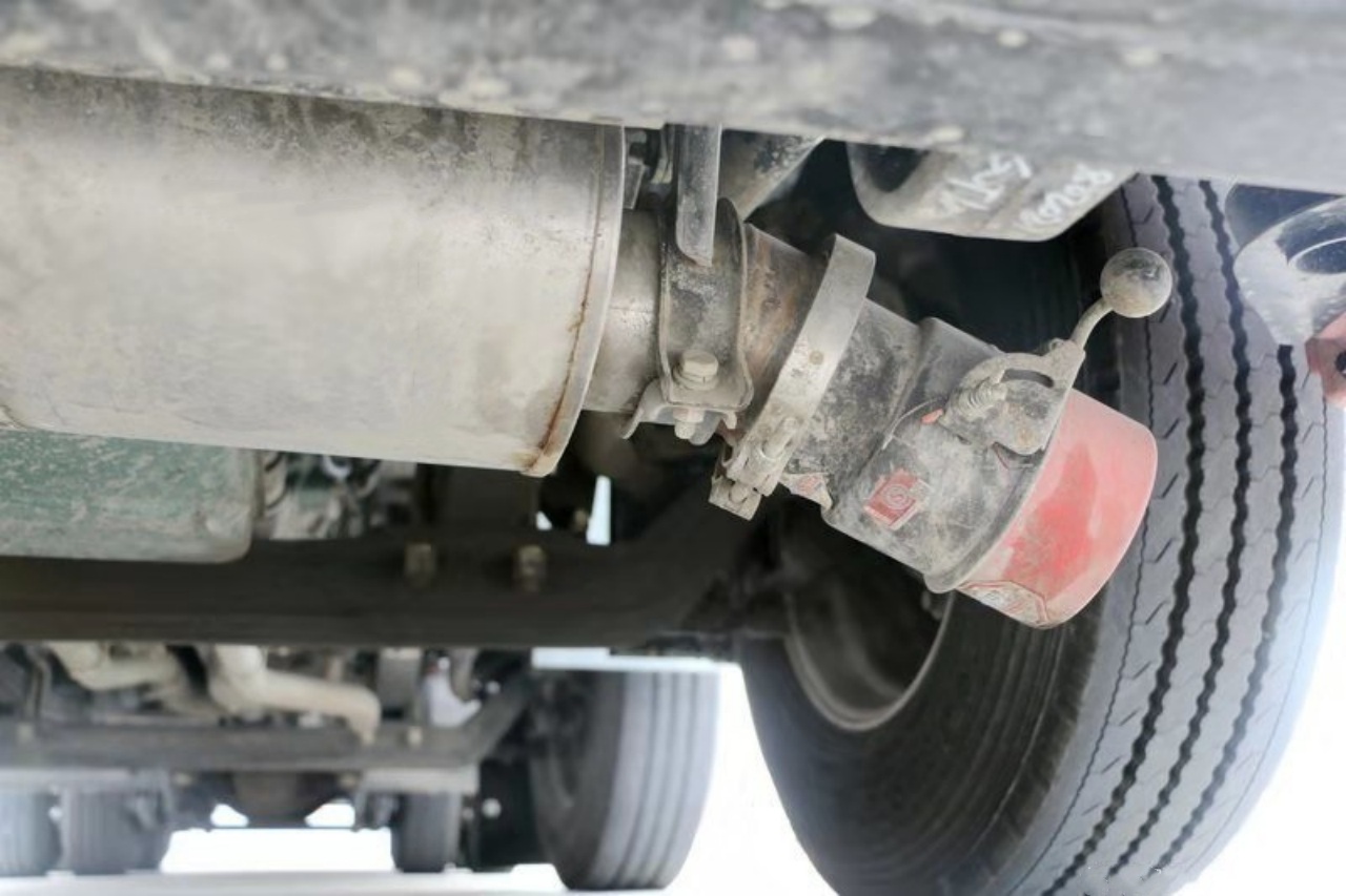FAW J6 8x4 Fuel Tanker Lorry – Customized Fuel Tank Lorry Chassis Illustrated (8)