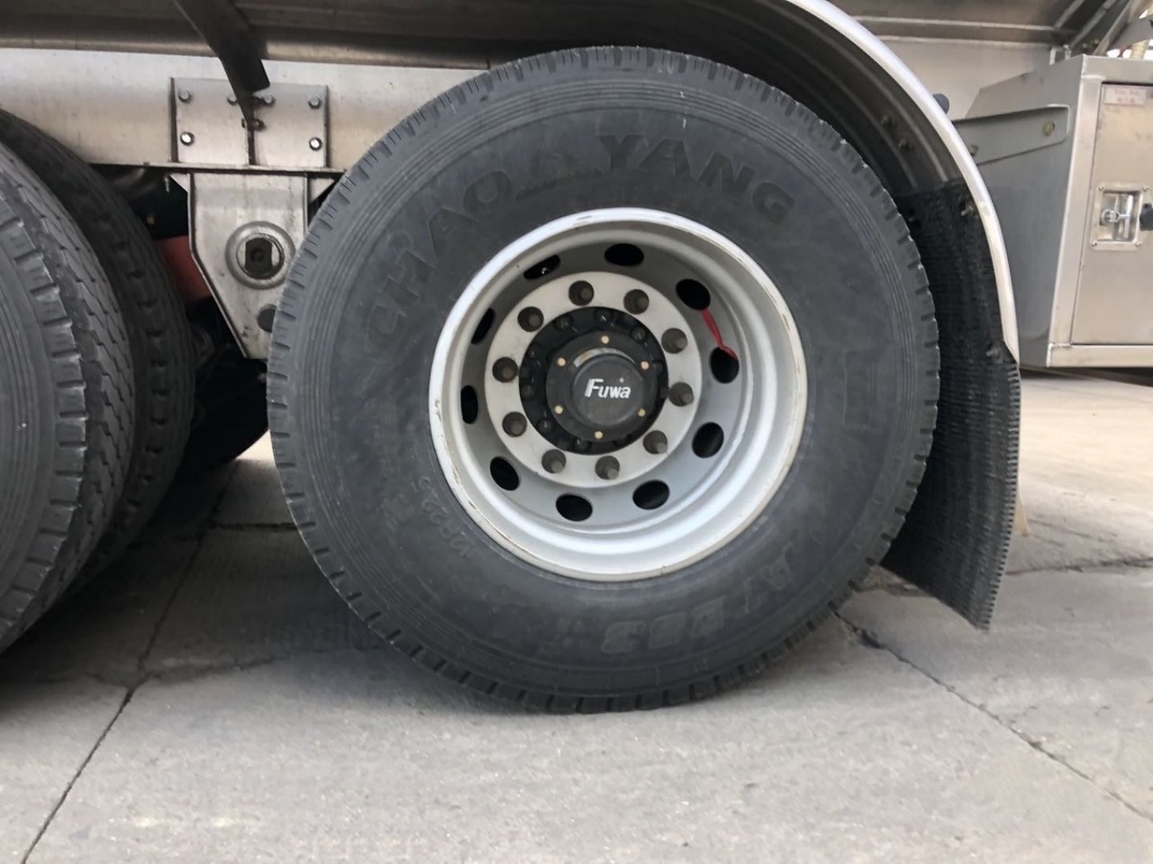 Foton Auman EST 49 CBM Fuel Tanker Truck – Designed for Long-Haul Logistics Transport! (11)