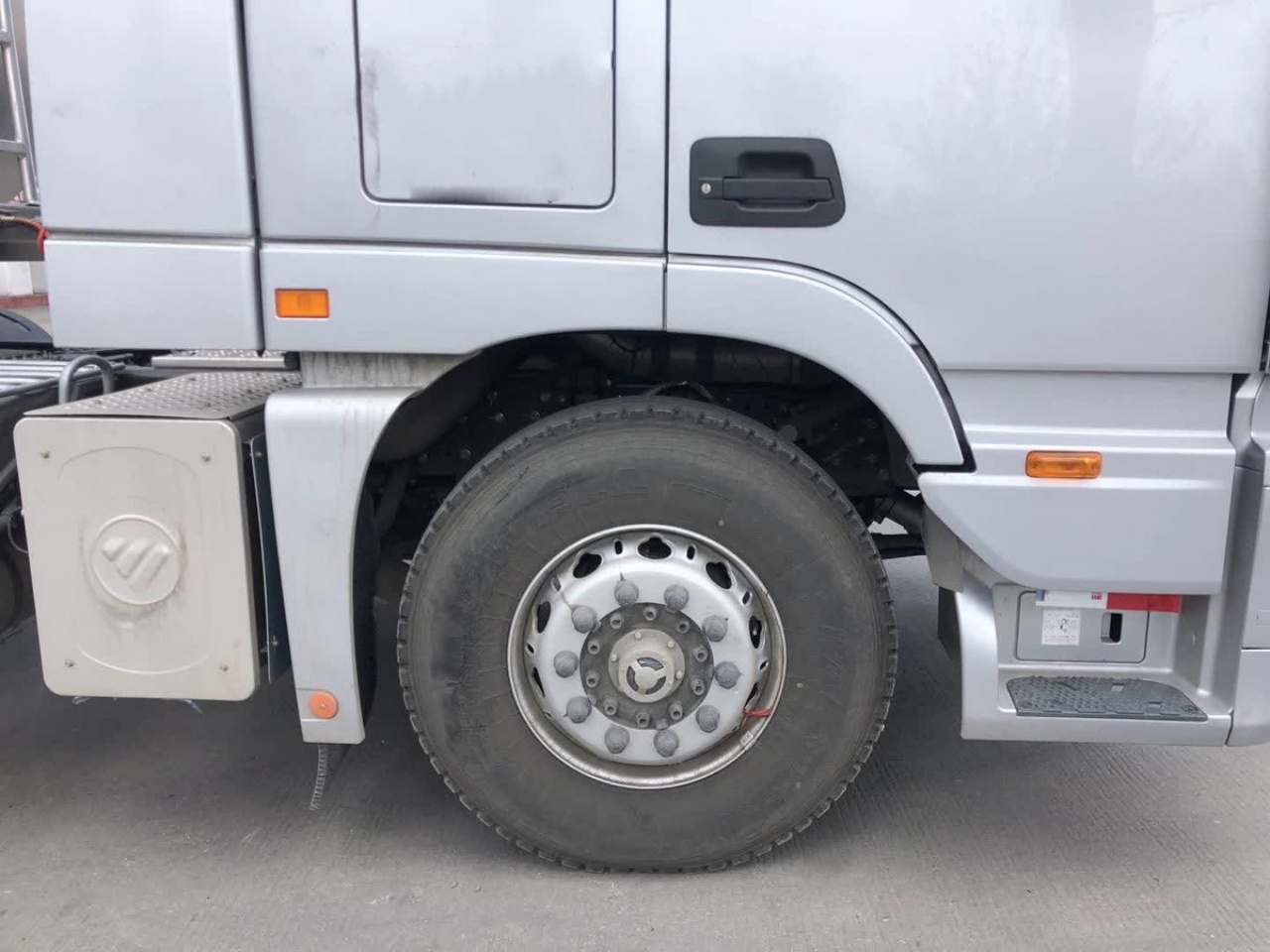 Foton Auman EST 49 CBM Fuel Tanker Truck – Designed for Long-Haul Logistics Transport! (2)