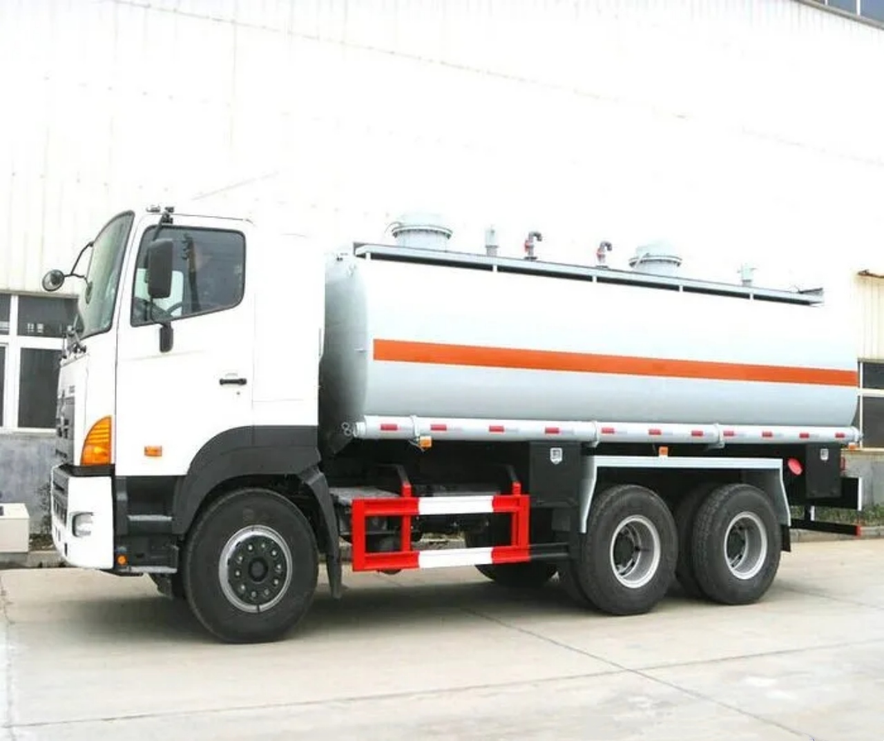 HINO 700P 25000 Liters Mobile Fuel Truck (3) HINO 700P 25000 Liters Mobile Fuel Truck (3)