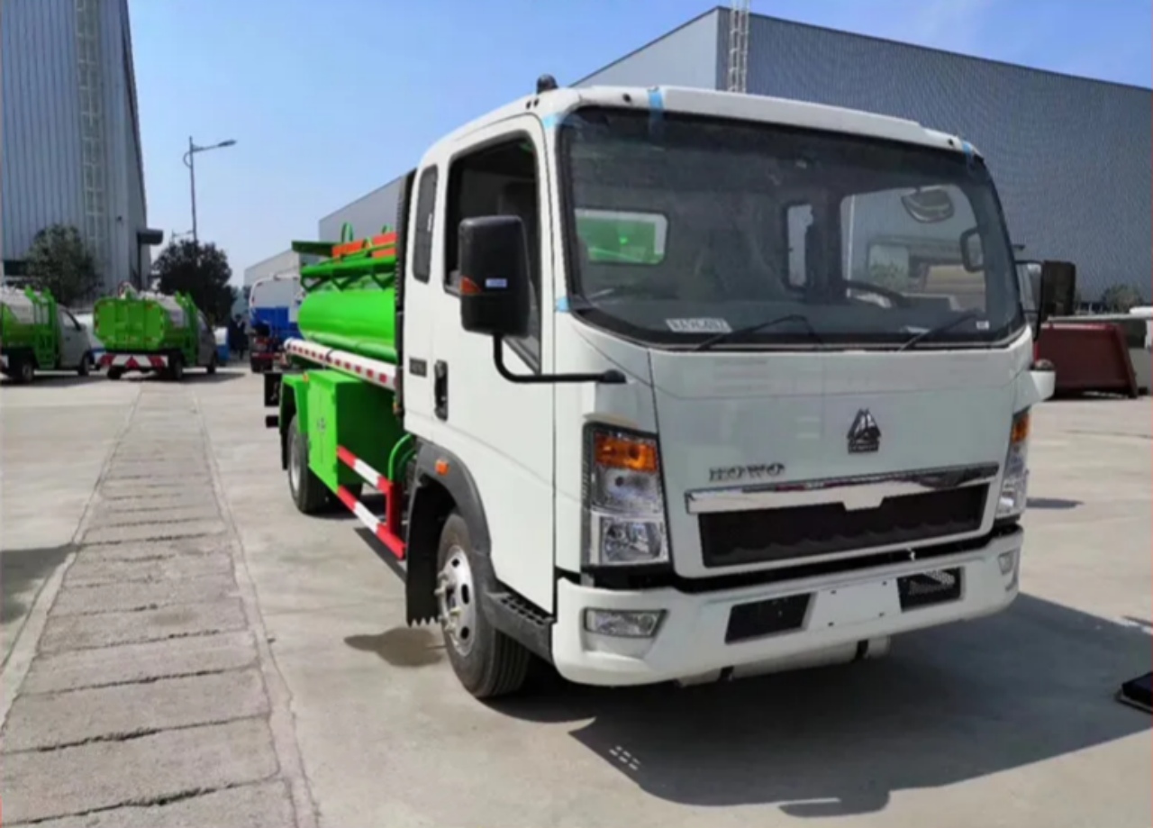 HOWO 3500 Liters Small Fuel Tanker Truck (2)