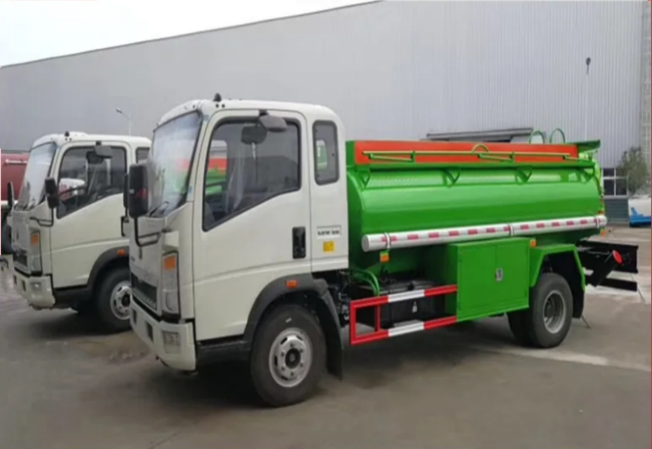 HOWO 3500 Liters Small Fuel Tanker Truck (3)