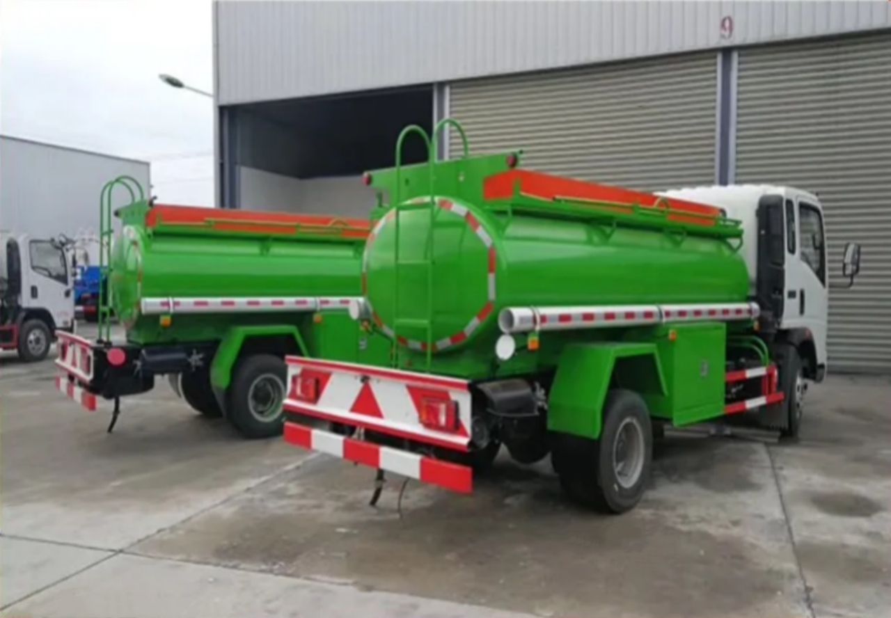 HOWO 3500 Liters Small Fuel Tanker Truck (4)