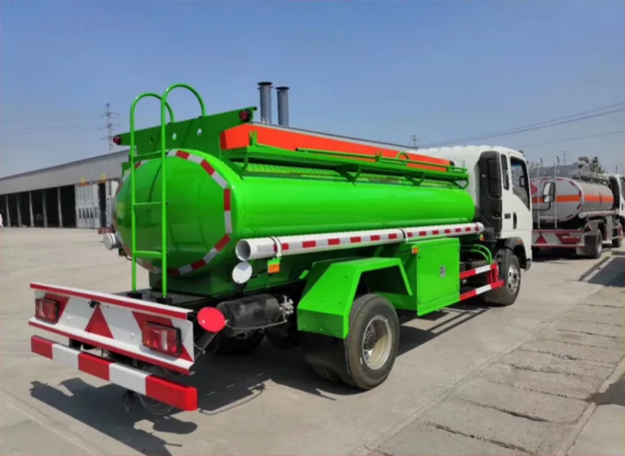 HOWO 3500 Liters Small Fuel Tanker Truck (5)